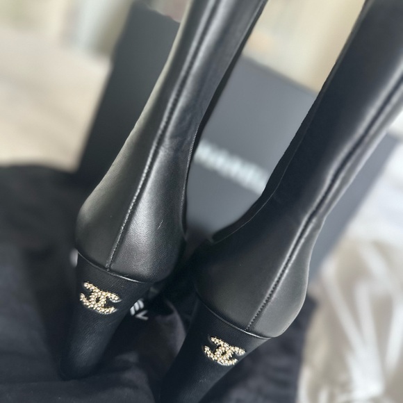 Chanel Crystal/pearl CC Logo CapToe Ankle Boots Black Lambskin Leather–Size 38 W - Picture 1 of 4